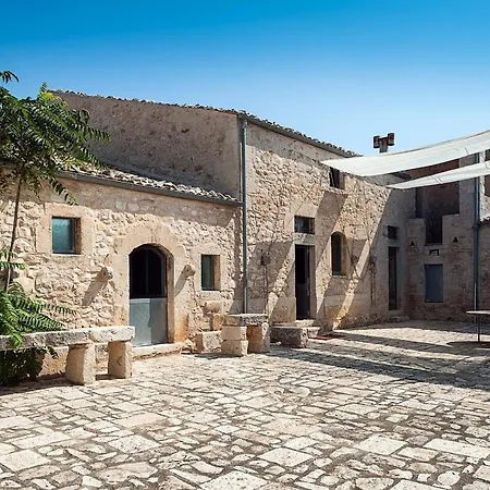 Fortugno Sleeps 7 Pool Wifi Villa *